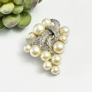 Crown Triari Vintage Faux Pearl Brooch Pin